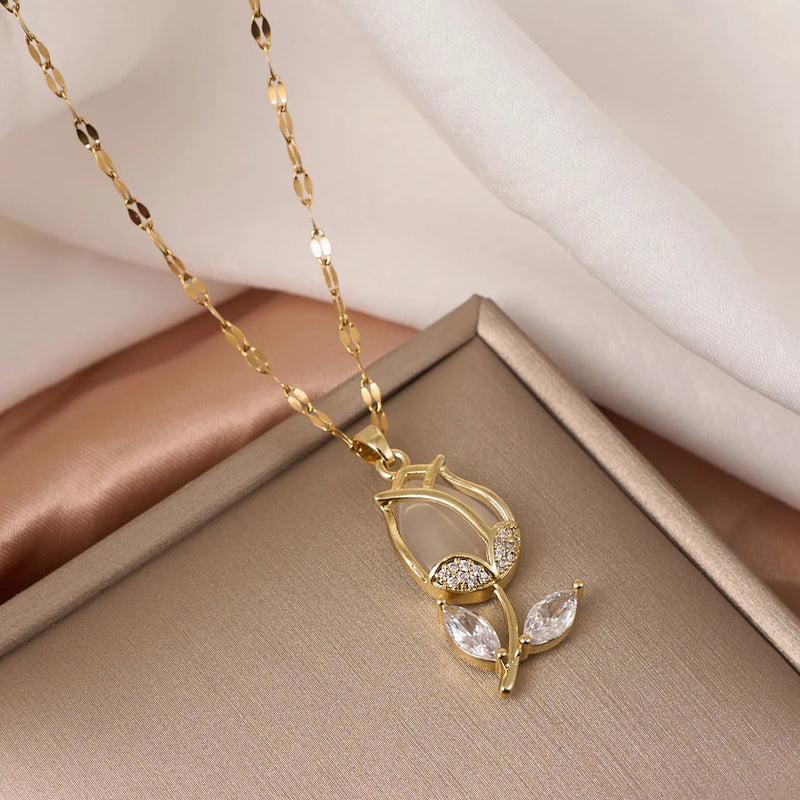 GARGANTILHA ROSA CRAVEJADA BANHADA EM OURO 18K