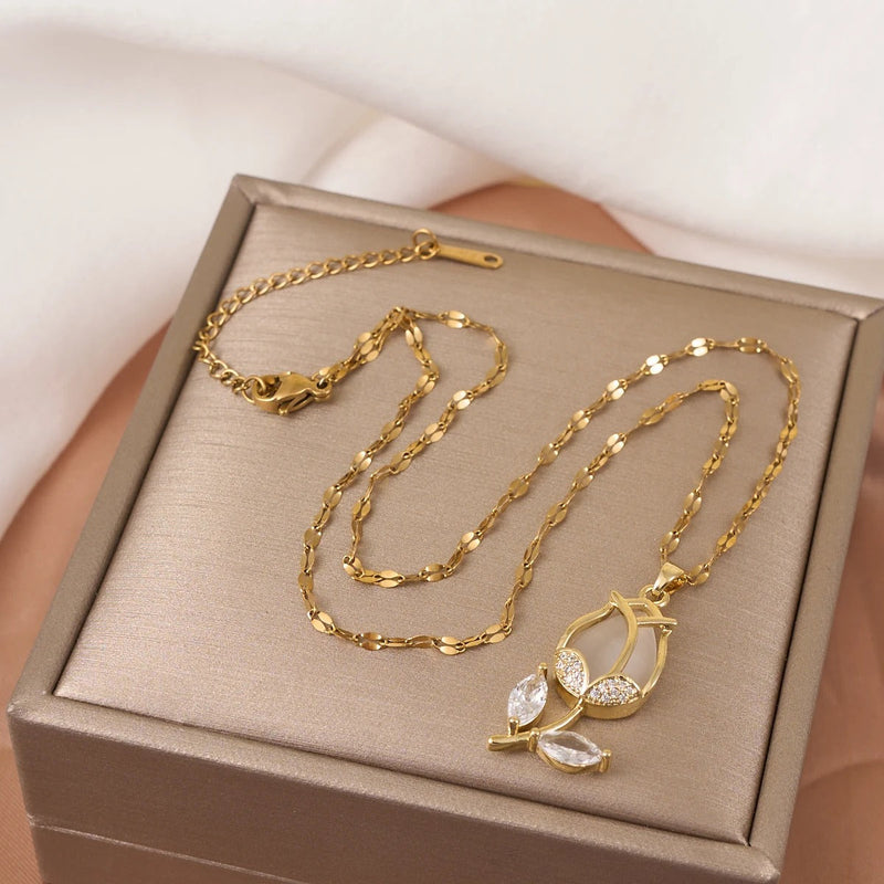 GARGANTILHA ROSA CRAVEJADA BANHADA EM OURO 18K